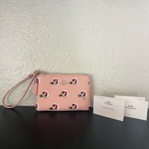 ✨NWOT - Coach Floral Corner Zip Wristlet✨
